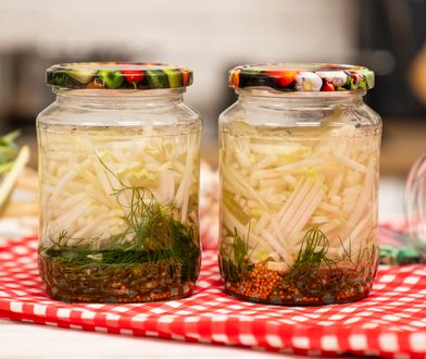 Chrupiąca kiszona kalarepa. Domowy sposób na nietypową przekąskę
