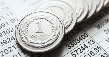 Statystyczny Polak popracuje na iPhone'a XS ponad miesiąc, Węgrzy i Czesi przed nami