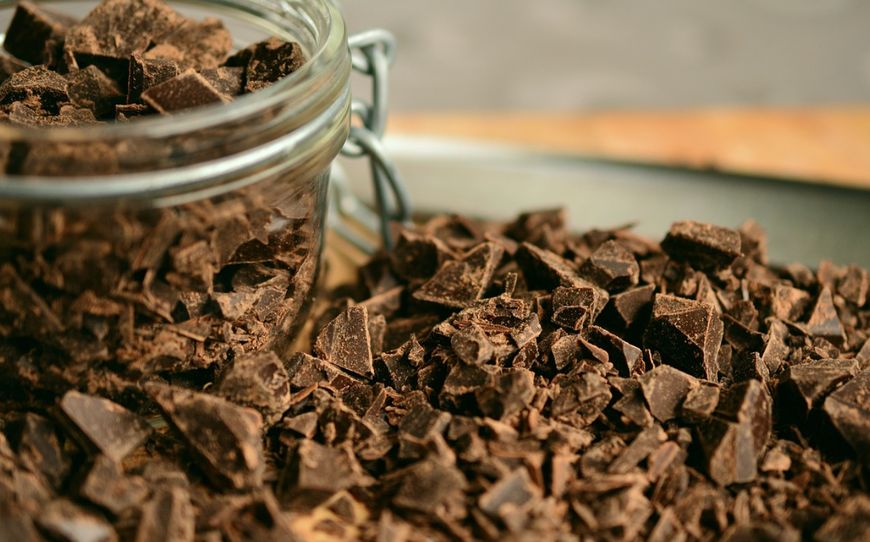 Spożywanie czekolady pobudza produkcję kwasu żołądkowego, którego nadmiar może powodować uczucie palenia w przełyku.