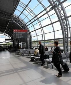 Lotnisko w Modlinie z bramką biometryczną. Zeskanuje twarz i odciski przy odprawie