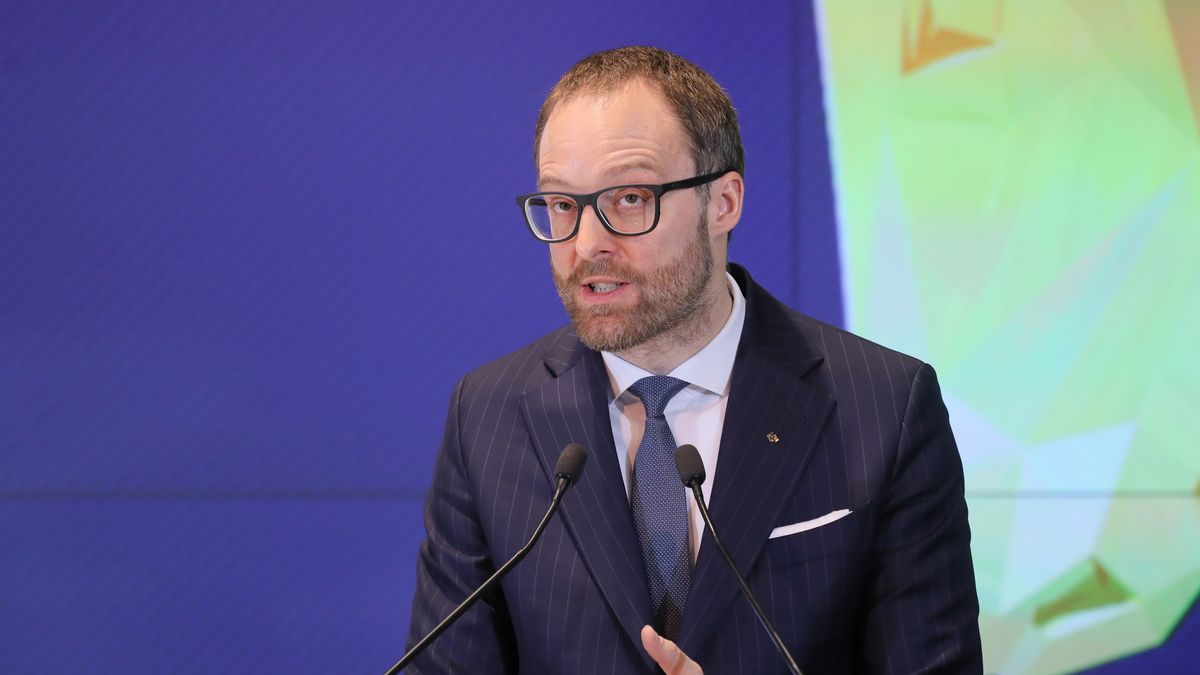 Warszawa, 07.04.2022. Prezes zarządu Giełdy Papierów Wartościowych Marek Dietl wziął udział w konferencji pt. "Rekordowe wyniki spółek fundamentem bezpieczeństwa gospodarczego państwa", odbywającej się na sali notowań GPW w Warszawie, 7 bm. (amb) PAP/Paweł Supernak