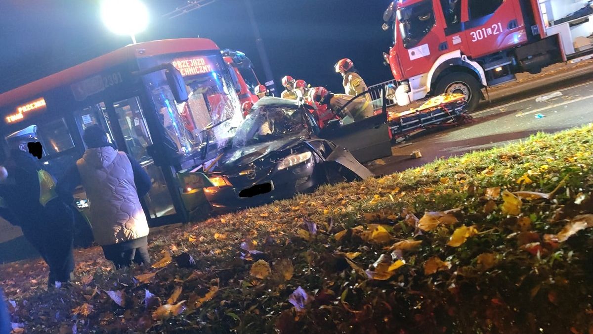 Wypadek z udziałem autobusu komunikacji miejskiej i samochodu osobowego na Drodze Męczenników Majdanka