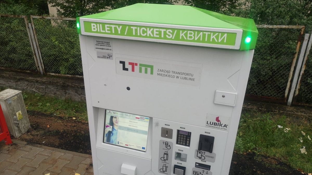 Biletomat stacjonarny na przystanku