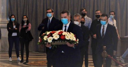 Ministerstwo opublikowało zdjęcia. Czarnek złożył kwiaty na jego grobie
