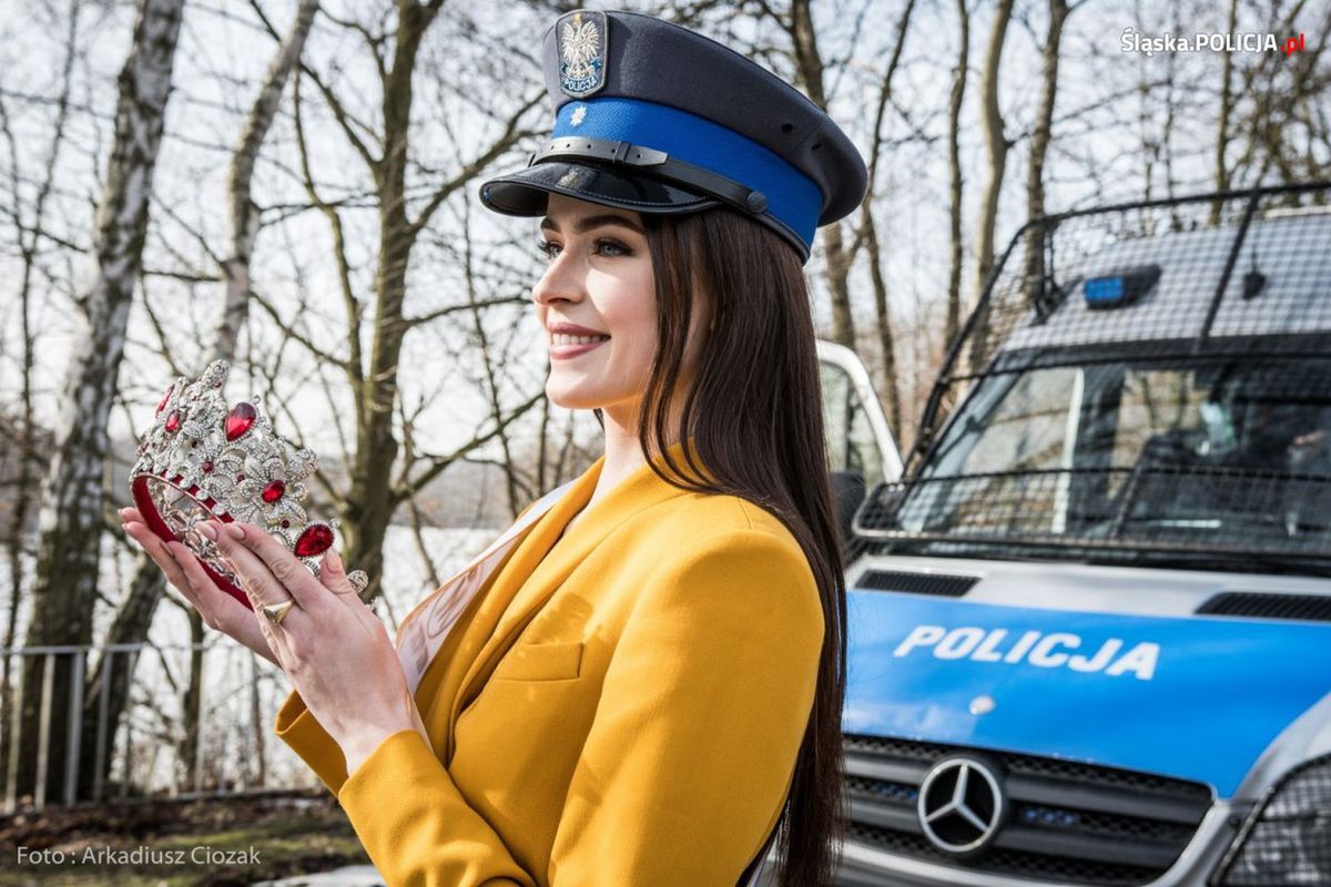 Śląskie. Anna-Maria Jaromin, Miss Polski 2020, zachęca do wstąpienia w policyjne szeregi.
