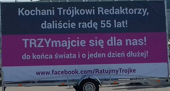 Banner od „Ratujmy Trójkę” z życzeniami dla dziennikarzy radiowej Trójki ustawiono przed jej siedzibą
