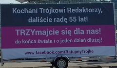 Banner od „Ratujmy Trójkę” z życzeniami dla dziennikarzy radiowej Trójki ustawiono przed jej siedzibą