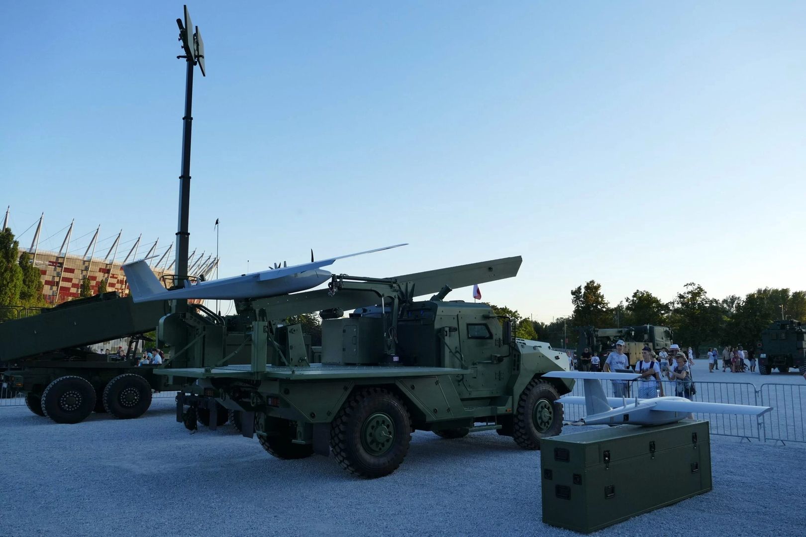 Wyrzutnia systemu Gladius, na belce startowej rozpoznawczy bsp FT-5 obok uderzeniowo rozpoznawczy BSP-U(T) w odmianie szkoleniowej.