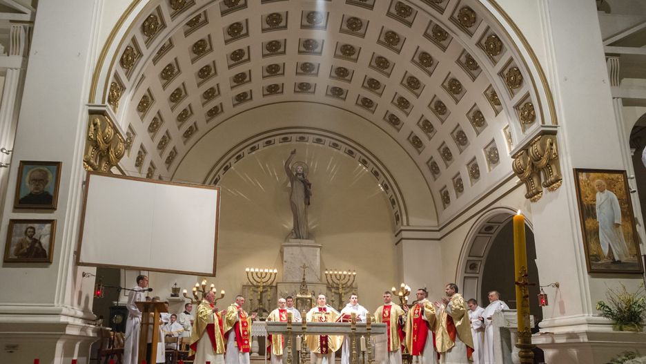 Poznań. Obraźliwy napis na drzwiach kościoła