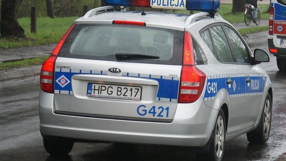 Śląsk. Policjanci zatrzymali 30-latka, który pod wpływem alkoholu spowodował kolizję drogową i uciekał przez dwa województwa. 