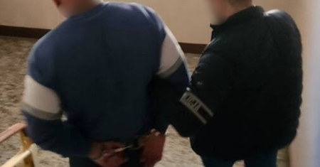 Zatrzymali go łowcy głów. W kajdankach wyznał miłość ukochanej
