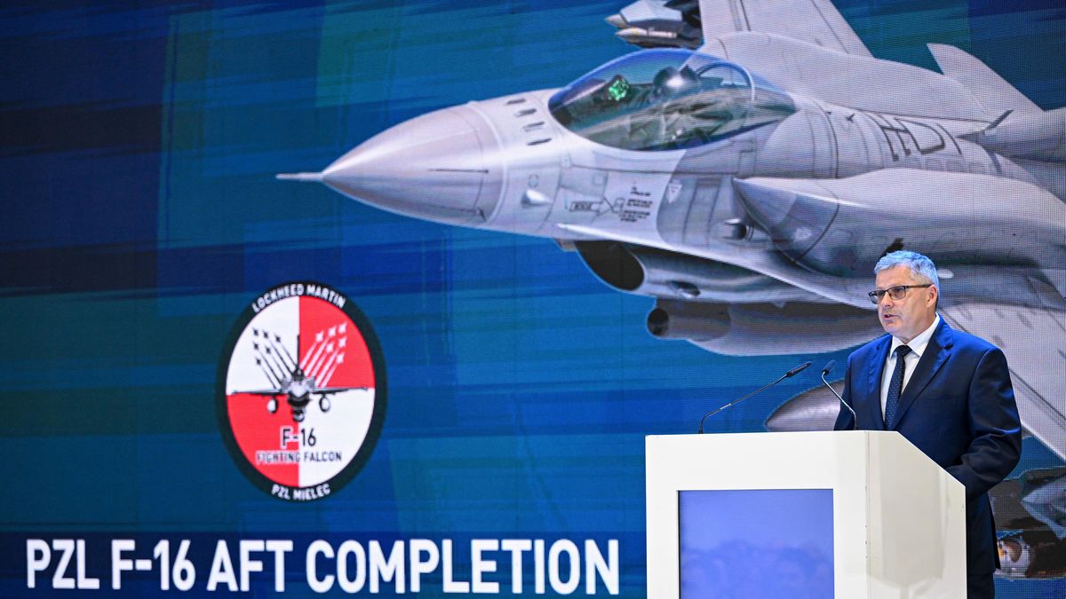 Mielec, 29.08.2023. Prezes PZL Mielec Janusz Zakręcki podczas uroczystości z okazji ukończenia pierwszej struktury tylnej części kadłuba do najnowszej wersji myśliwca F-16, Block 70/72 wyprodukowanej w PZL Mielec w Mielcu, 29 bm. (ad)PAP/Darek Delmanowicz