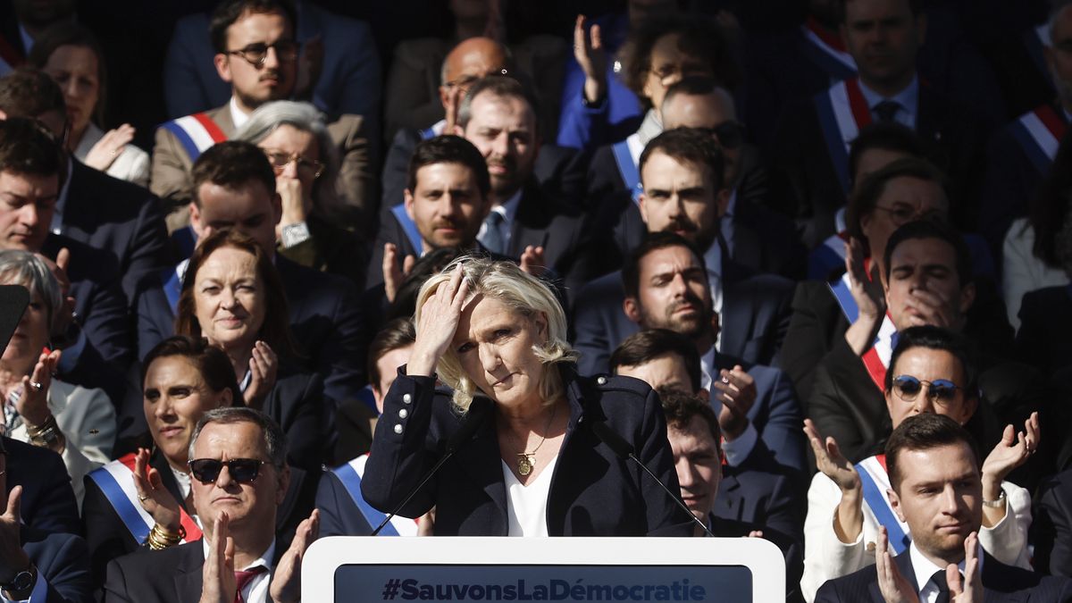 Far-right Rassemblement National (RN) leader Marine Le Pen delivers a speech during a rally in her support one week after being convicted, in Paris, France, 06 April 2025. Le Pen was convicted of creating fake jobs at the EU parliament to channel funds to her party to employ people in France and was banned with immediate effect from standing for office for five years, throwing into doubt her bid to stand for the French Presidency in 2027. EPA/YOAN VALAT Dostawca: PAP/EPA.