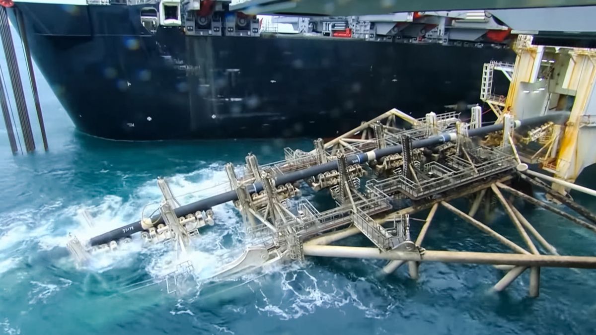 Laying of the pipeline by pipelayer on the seabed.
Laying of the pipeline by the pipelayer on the seabed.
Olga Kostrova
stringer, pipelayer, pipelay