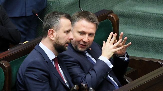 Posłowie PiS skandują: "Gdzie jest premier?"