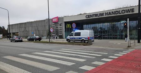 Niedzielna kolizja na rondzie z flagą przy Zamku. Kierujący BMW 28-latek był po alkoholu