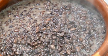 Hamuje odkładanie się cholesterolu w tętnicach. Realnie zmniejsza ryzyko zawału i udaru