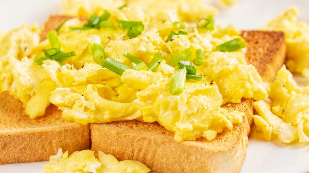Jajecznica to pyszna i sycąca opcja na śniadanie
