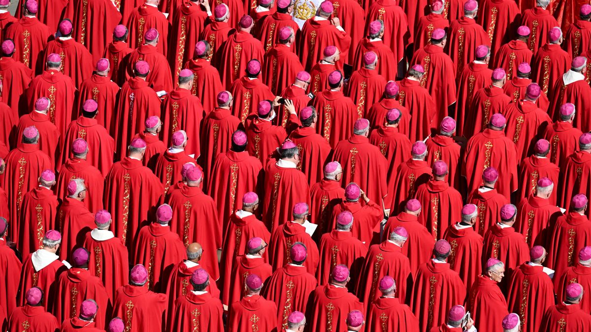Kardynałowie w Watykanie przygotowują się do konklawe, podczas