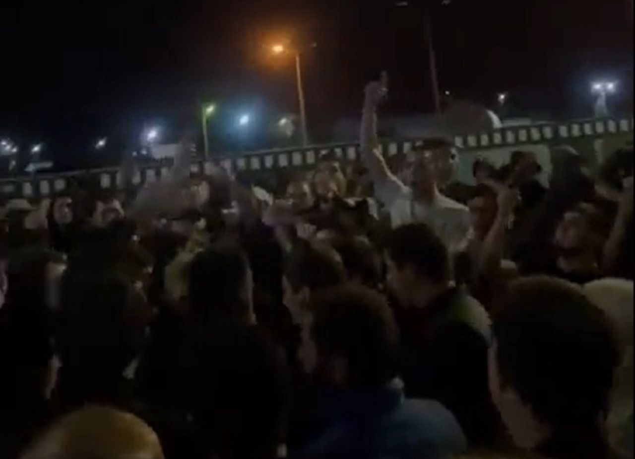 Rośnie napięcie. Tłum wdarł się na lotnisko w Rosji. "Allahu Akbar"