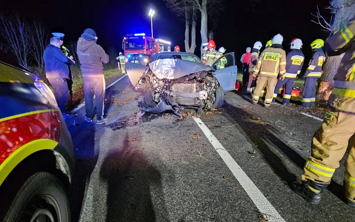 Janczewo: Kierujący volvo roztrzaskał auto o drzewo