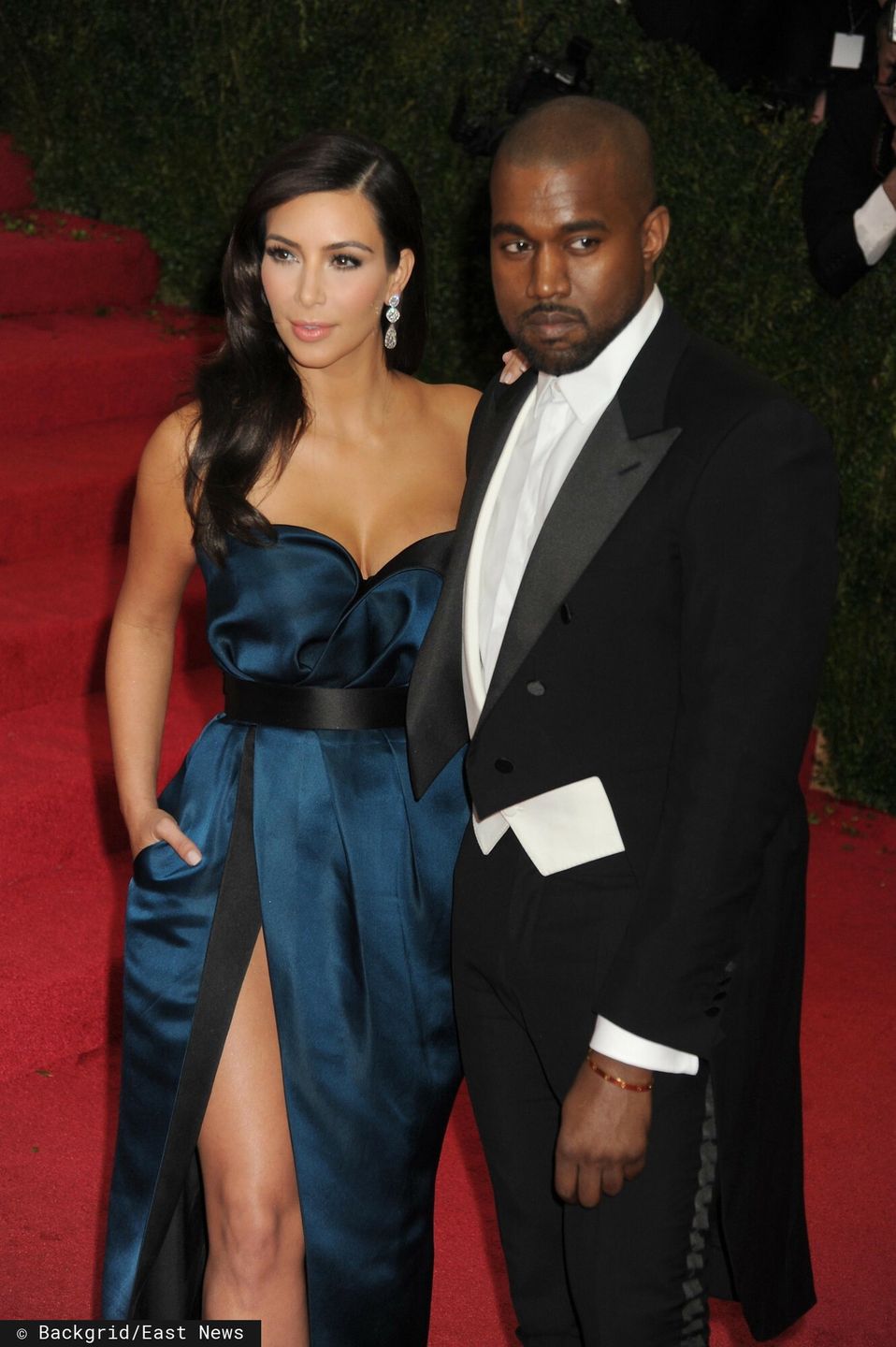 Kanye West publikuje nagłówek newsa, mówiący, że chłopak Kris Jenner ZDRADZIŁ JĄ w nocnym klubie