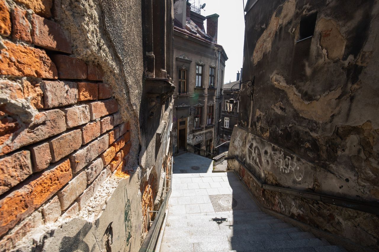 Bielsko-biała. Ulica Schodowa od dłuższego czasu doprasza się o remont.