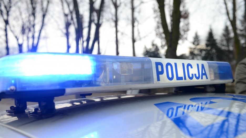 Walentynki z Policj? czyli...jak kocha to poczekaFot. Adam Staskiewicz/East News. Piotrkow Trybunalski, 14.02.2019. Policjanci z wydzialow ruchu drogowego wszystkich komend Policji woj. lodzkiego podczas kontroli, przypominaja o tym jak duze niebezpieczenstwo niesie ze soba przekraczanie predkosci. Kierujacy otrzymuja zapachowe serduszka ze specjalnej limitowanej edycji: Zwolnij - jak kocha - to poczeka! N/Z walentynkowe kontrole kierowcow.Adam Staskiewicz