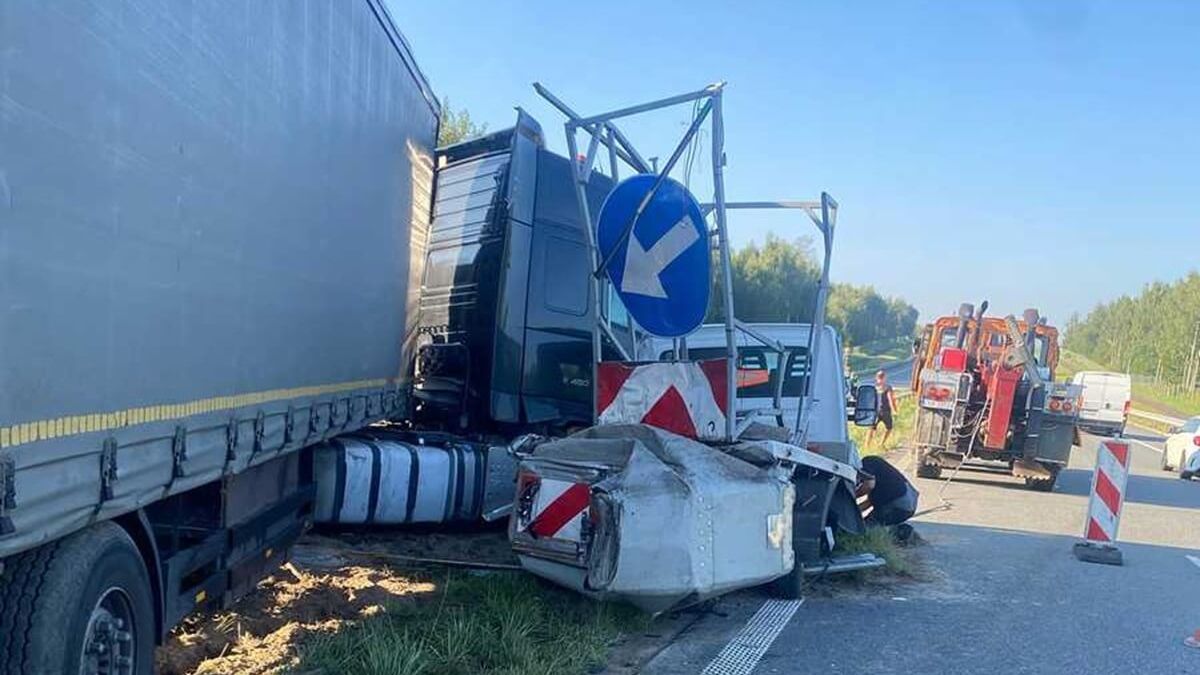 Ciężarówka wjechała w samochód służby drogowej na S19 koło Kraśnika