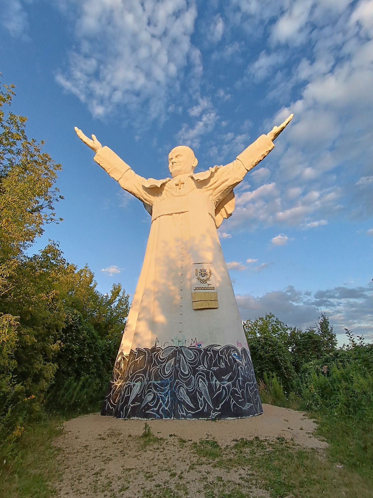 Pomnik Jana Pawła II w opuszczonym parku miniatur w Częstochowie