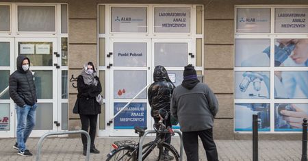 Polacy spędzą majówkę za granicą. W punktach wymazowych już to widać