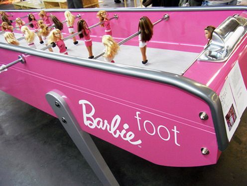 Stół do piłkarzyków pełen różu i Barbie 3