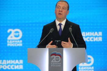 Miedwiediew zaskoczył ws. Ukrainy. Wspomniał o latach 90.