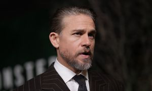 Charlie Hunnam przestał czytać recenzje. Przeczytał, że gra "fatalnie"
