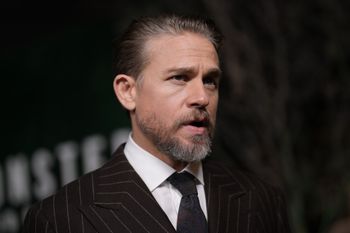 Charlie Hunnam przestał czytać recenzje. Przeczytał, że gra "fatalnie"