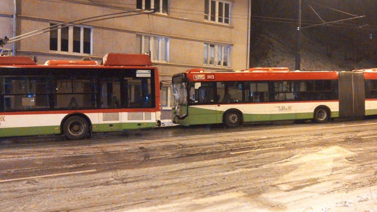 Karambol z udziałem pojazdów komunikacji miejskiej na ul. Podzamcze