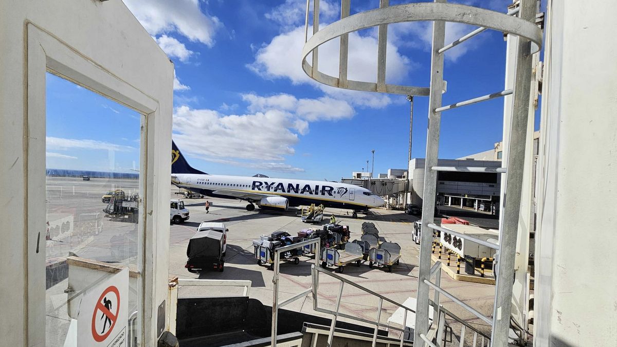 Agresywna podróżna została eskortowana z samolotu przez służby