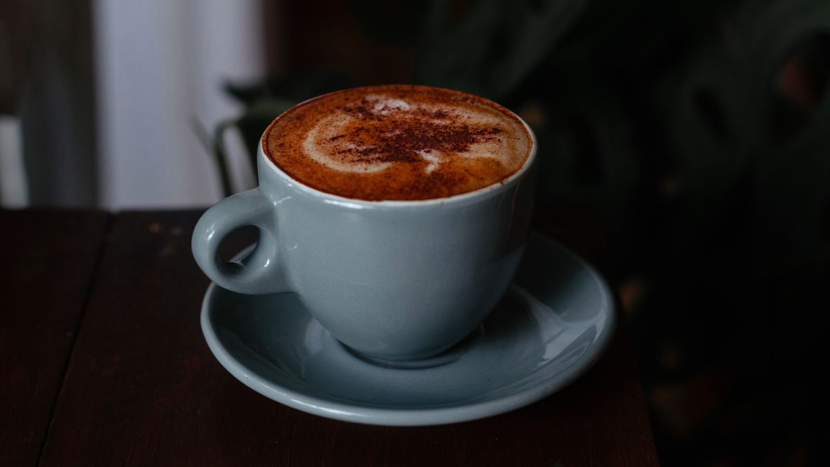 Kawa flat white zdobyła ogromną popularność. Czy jest korzystna dla zdrowia?