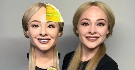 Ta głowa z lewej to... ciasto! Niesamowite, co wyczynia 35-latka. Nagranie robi furorę