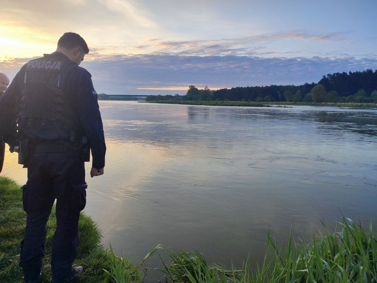 Kobieta wzywała pomocy z tonącego auta