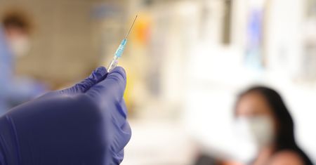 Włochy. Zamiast jednej otrzymała aż cztery dawki szczepionki. To kolejny taki przypadek
