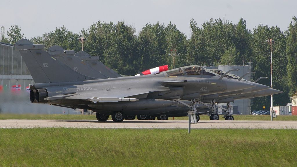 Francuskie Rafale M stacjonują na lotniskowcu Charles de Gaulle