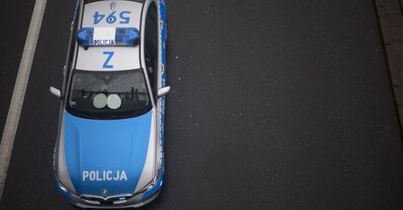 Kilka radiowozów, policjanci w kominiarkach. Akcja w Warszawie