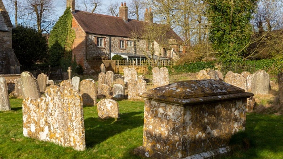 Mieszkańcy wioski Quebec są wściekli. Miejscowy biznesmen zniszczył część nagrobków z cmentarza (zdjęcie ilustracyjne) 