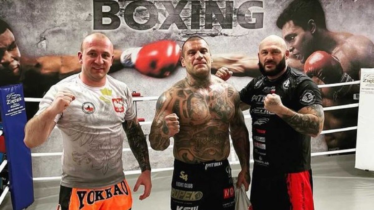 Popek w czasie przygotowań do walki