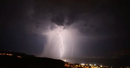 Widok jeży włosy na głowie. Pioruny w Turcji wyglądają przerażająco