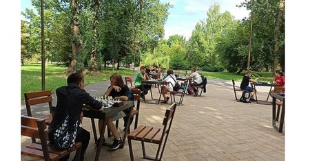 Plenerowe szachy w Parku Ludowym dla mieszkańców i turystów