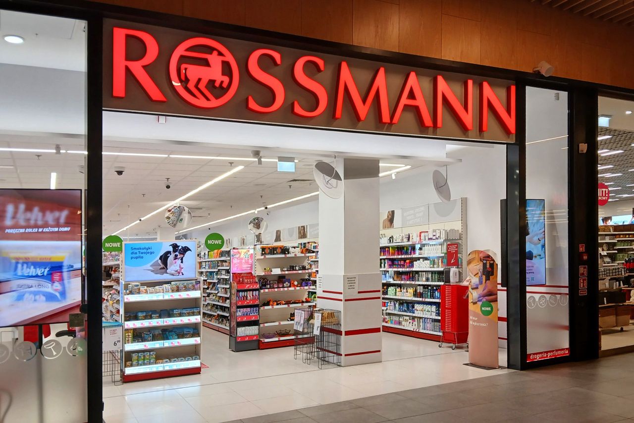 Letni szał zakupowy w Rossmannie. Kasjerka wskazuje, co kupują klienci