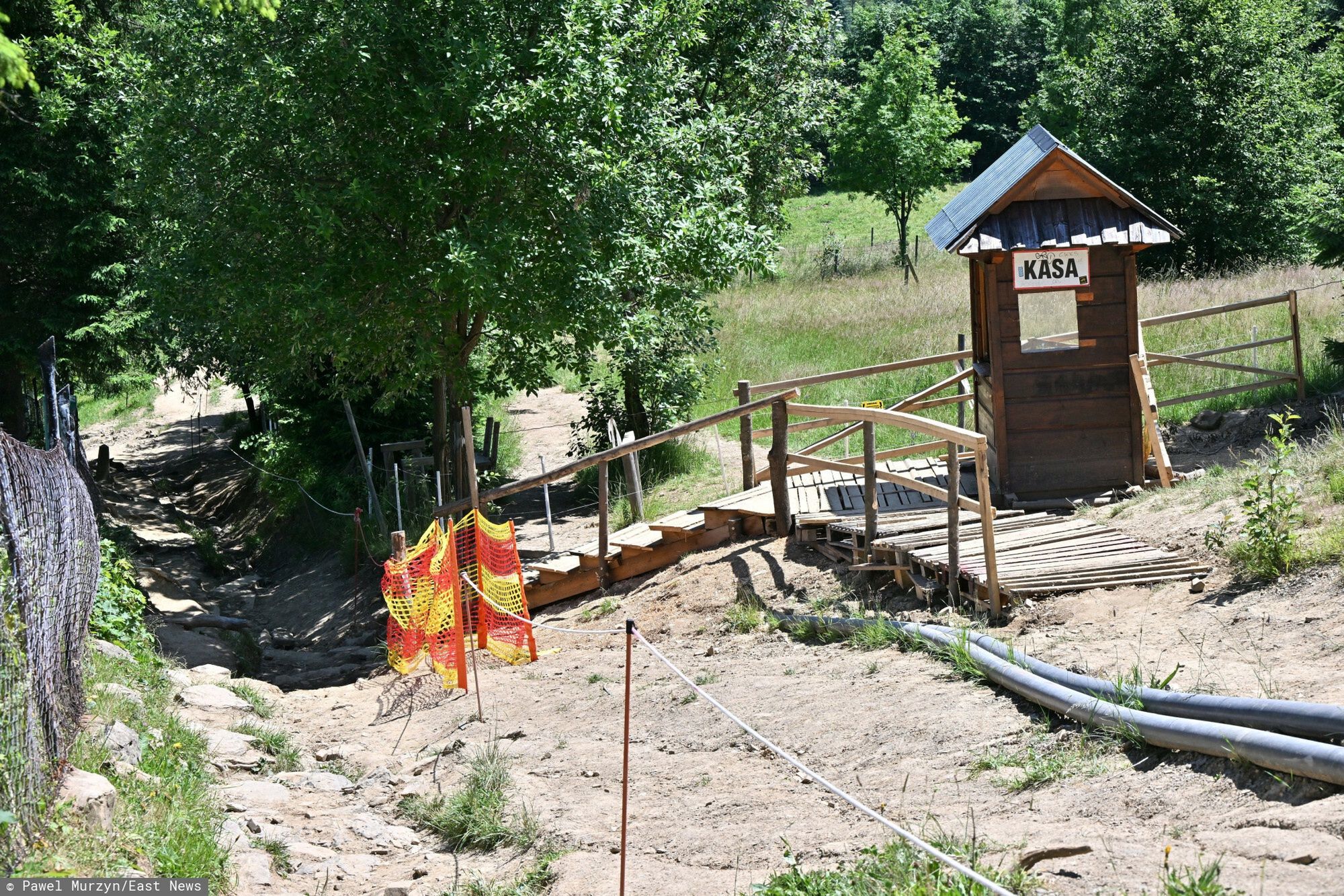 Szlak wzd?u? kolejki na Guba?�wk? nadal zamkni?ty
Fot. Pawel Murzyn/East News, Zakopane, 08.07.2023. Ciag dalszy sporu o szlak na Gubalowke. Dwa lata temu PKL wyznaczy?y wzdluz trasy kolejki bezplatne przejscie. Kilka dni temu w poprzek szlaku postawiono plot, a za jego przejscie zaczeto pobierac oplaty.
Pawel Murzyn