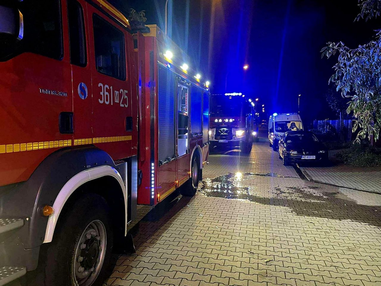 Pożar budynku mieszkalnego przy ulicy Łomżyńskiej w Płocku. Na miejscu siedem zastępów straży